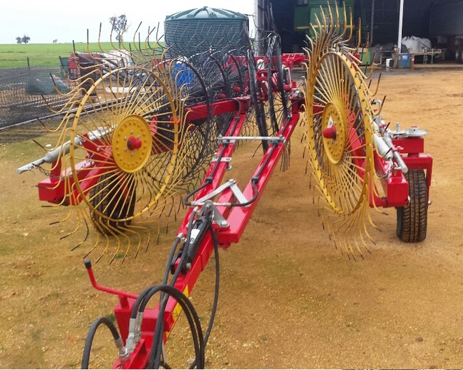 Tonutti V12 Raptor Hay Rake For Sale with splitter. Machinery